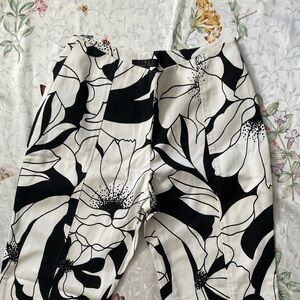 Style Floral Black and White Women's Pants w/Center Slit Sz 4